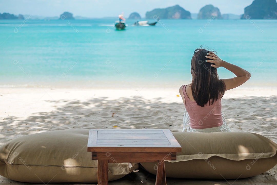 Mulher na ilha de bela praia no verão. destino, desejo de viajar, Ásia Travel, verão tropical, férias e conceito de férias