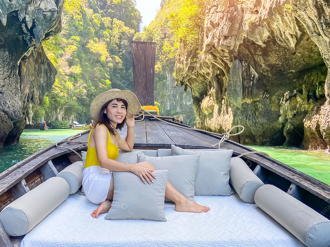 Mulher turista em viagem privada de barco longtail para Lagoon koh hong perto da ilha de Hong, Krabi, Tailândia. Marco, destino, Ásia Travel, férias, desejo de viajar e conceito de férias