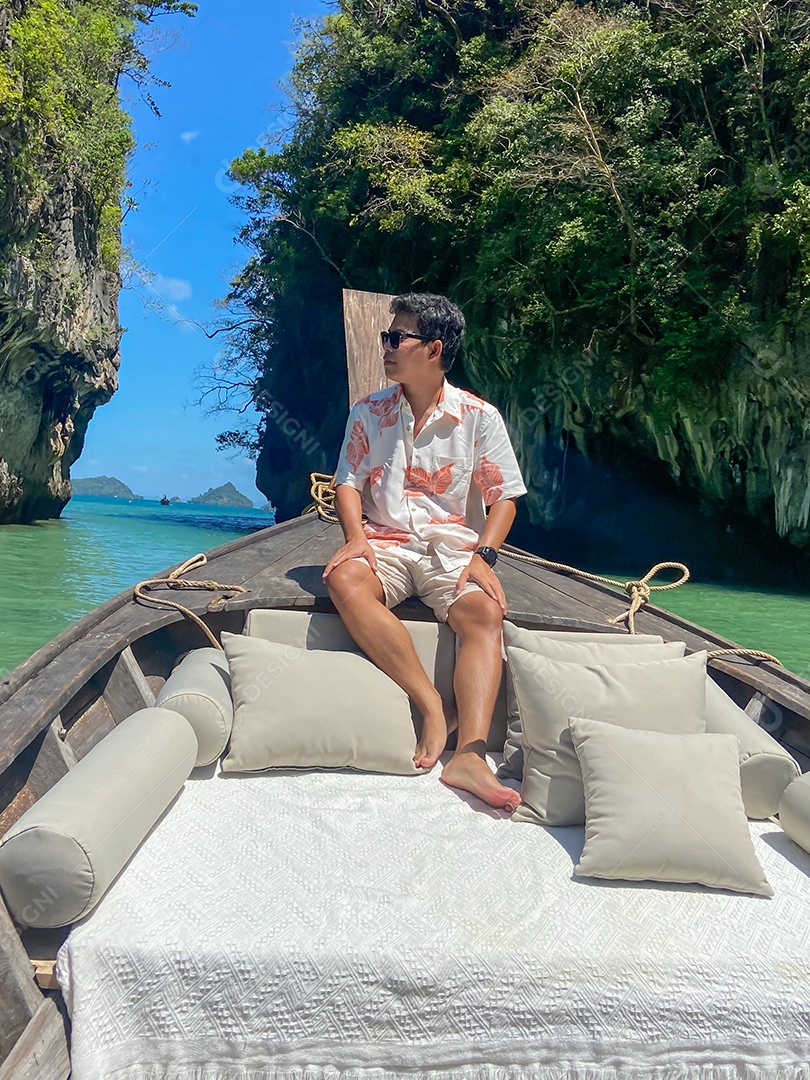 turista de homem em viagem privada de barco longtail para Lagoon koh hong perto da ilha de Hong, Krabi, Tailândia. Marco