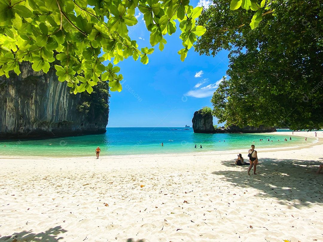 Bela praia na ilha de Hong, Krabi, Tailândia. Marco, destino Sudeste Asiático Viagens, férias, conceito tropical e de férias