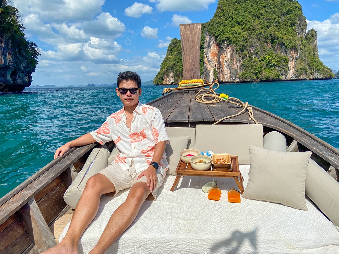turista de homem em viagem privada de barco longtail para Lagoon koh hong perto da ilha de Hong, Krabi, Tailândia. Marco