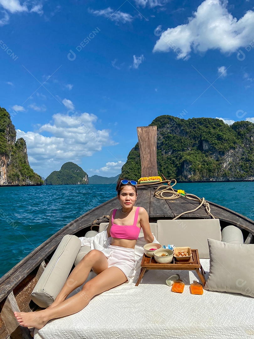 Turista de mulher em viagem privada de barco longtail para a ilha com piquenique de comida exótica, Krabi, Tailândia. Marco