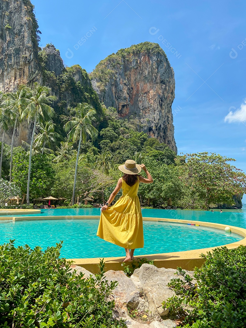 Turista de mulher de vestido amarelo e chapéu viajando na praia de Railay, Krabi, Tailândia. férias, viagens, verão, Wanderlust e conceito de férias