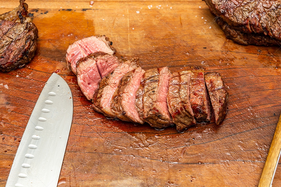 bife mal passado cortado em uma tábua