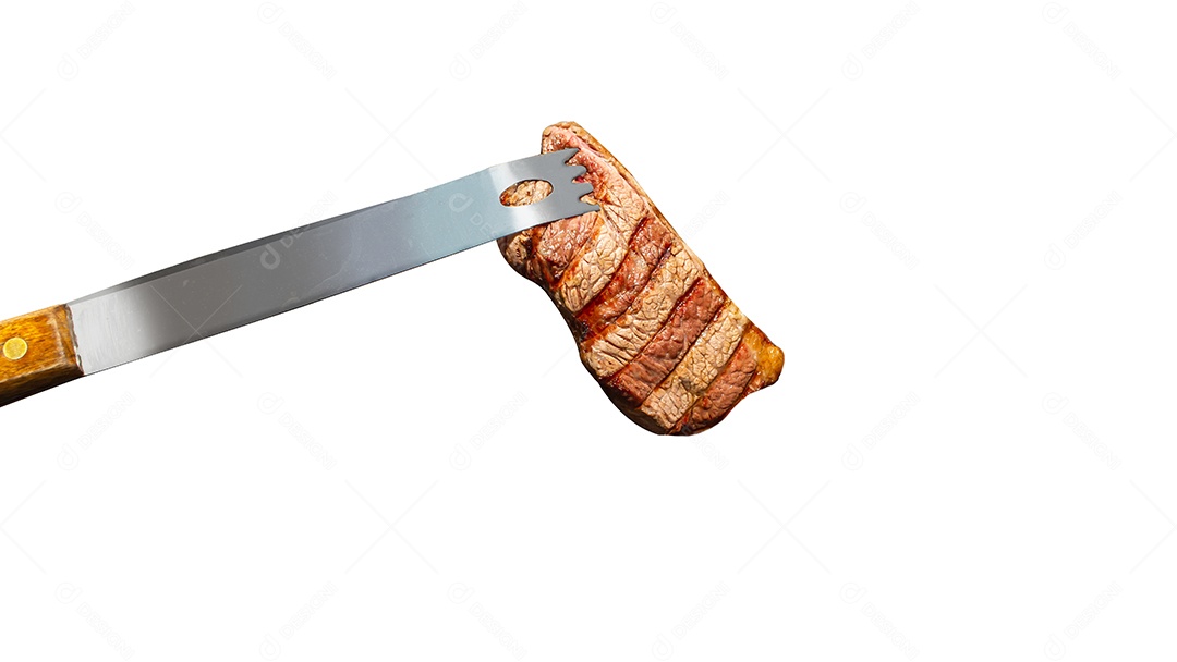 pinça de churrasco segurando bife isolado no fundo branco