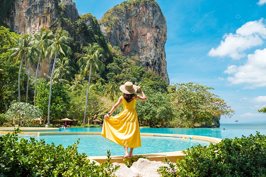 Turista de mulher de vestido amarelo e chapéu viajando na praia de Railay, Krabi, Tailândia. férias, viagens, verão, Wanderlust e conceito de férias