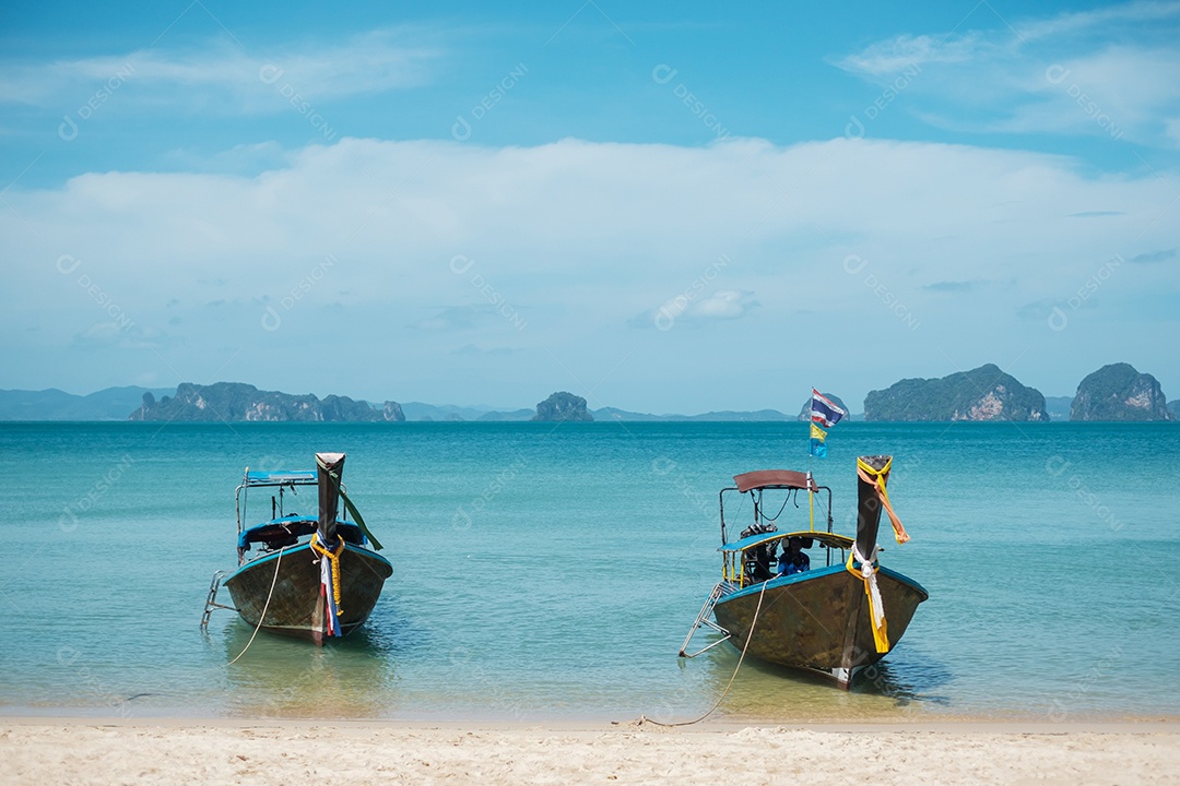 barco longtail na praia de Tubkaak pronto para a ilha de Hong, Krabi, Tailândia. Marco, destino Sudeste Asiático Viagens, férias e conceito de férias