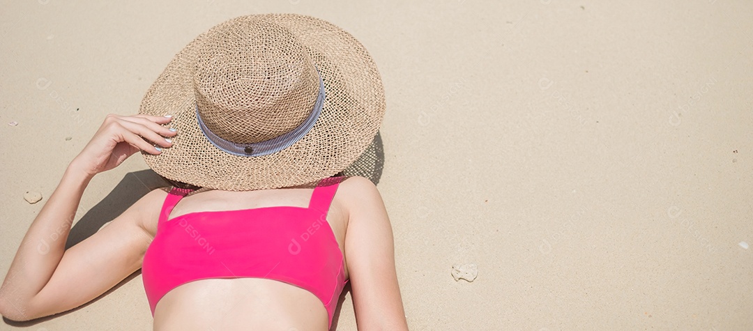 Turista de mulher de maiô rosa e chapéu, viajante feliz tomando banho de sol na praia do paraíso nas ilhas. destino, desejo de viajar, Ásia Travel, verão tropical, férias e conceito de férias