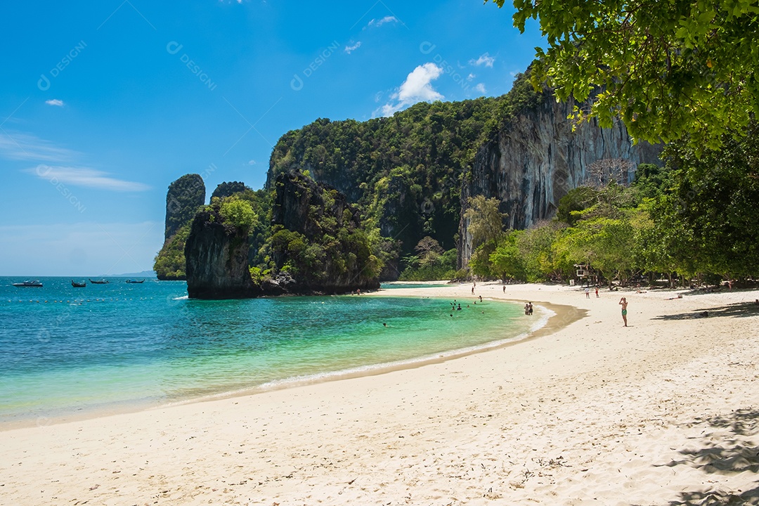 Bela praia na ilha de Hong, Krabi, Tailândia. Marco, destino Sudeste Asiático Viagens, férias, conceito tropical e de férias
