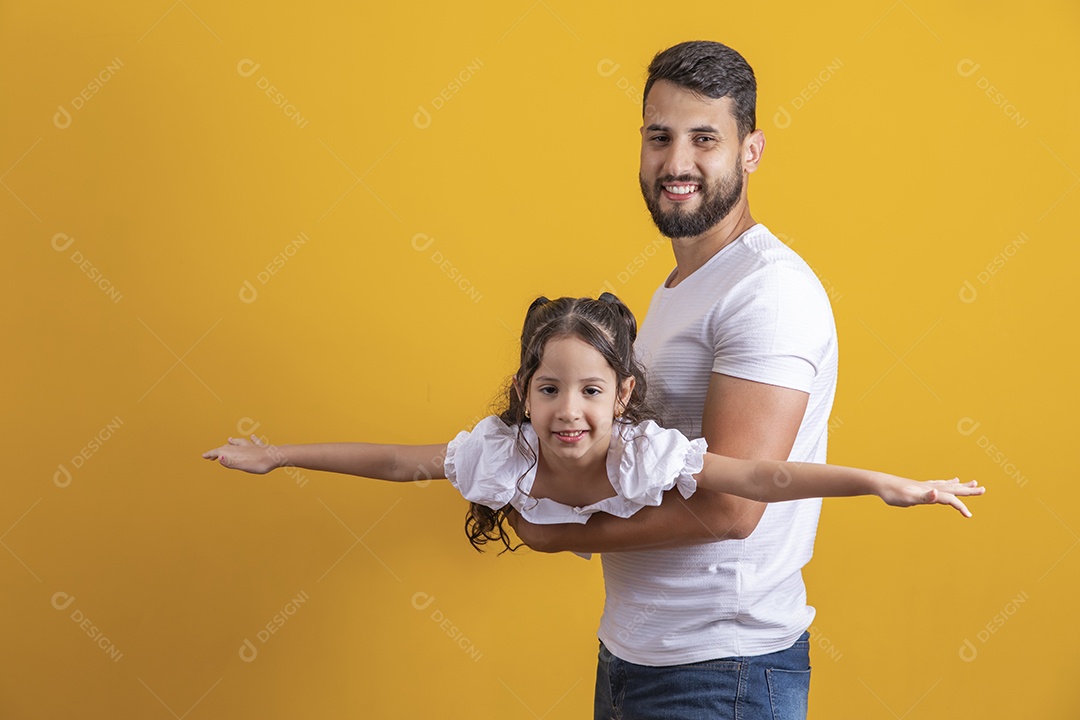 Homem jovem pai brincando com sua filha