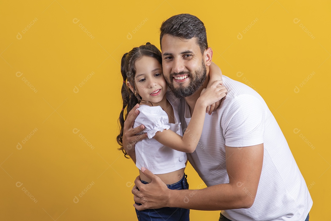 Homem jovem pai brincando com sua filha