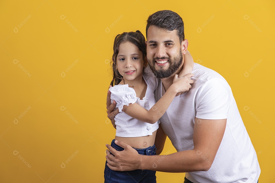 Homem jovem pai brincando com sua filha