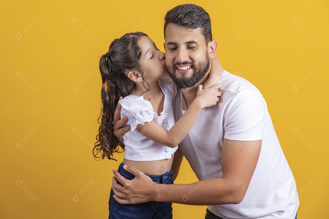 Homem jovem pai brincando com sua filha