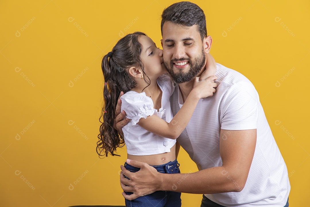 Homem jovem pai brincando com sua filha