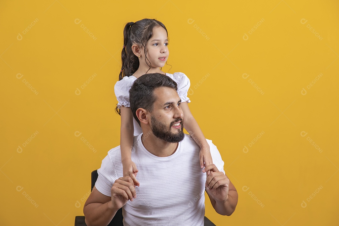 Homem jovem pai brincando com sua filha