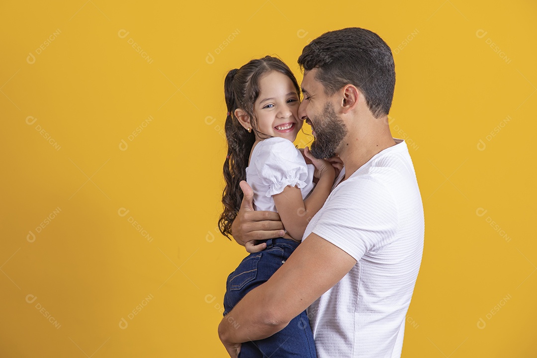 Homem jovem pai brincando com sua filha