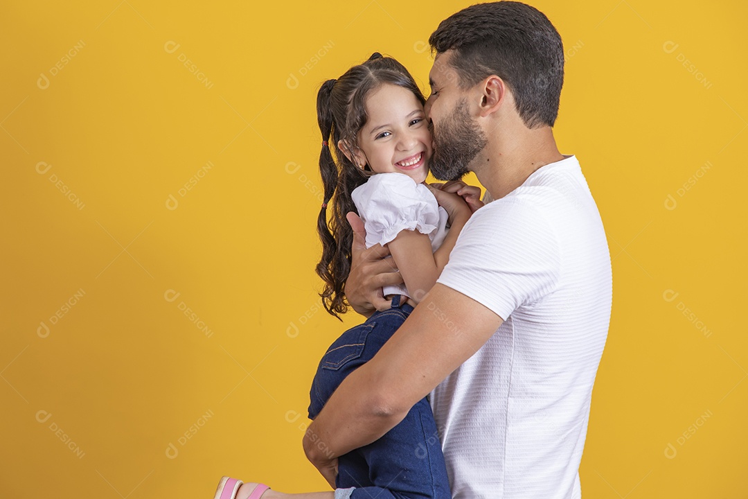 Homem jovem pai brincando com sua filha