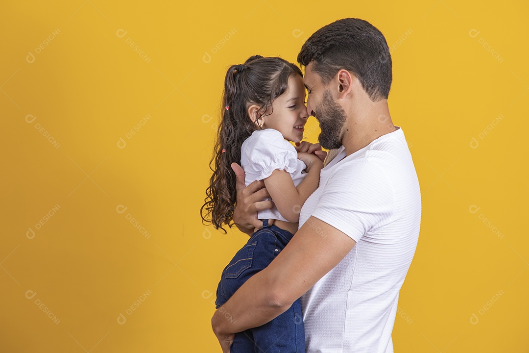 Homem jovem pai brincando com sua filha