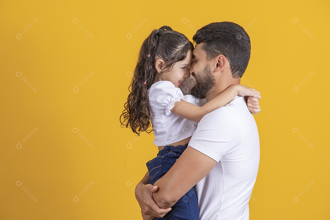 Homem jovem pai brincando com sua filha