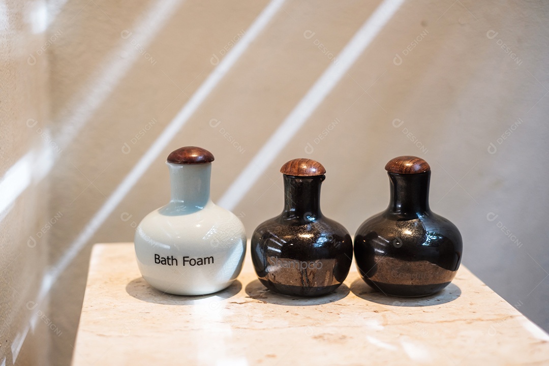 Garrafas de produtos de higiene pessoal no banheiro do hotel de luxo ou casa moderna. conjunto de recipientes de banho, gel de banho corporal, xampu e condicionador de cabelo em cerâmica