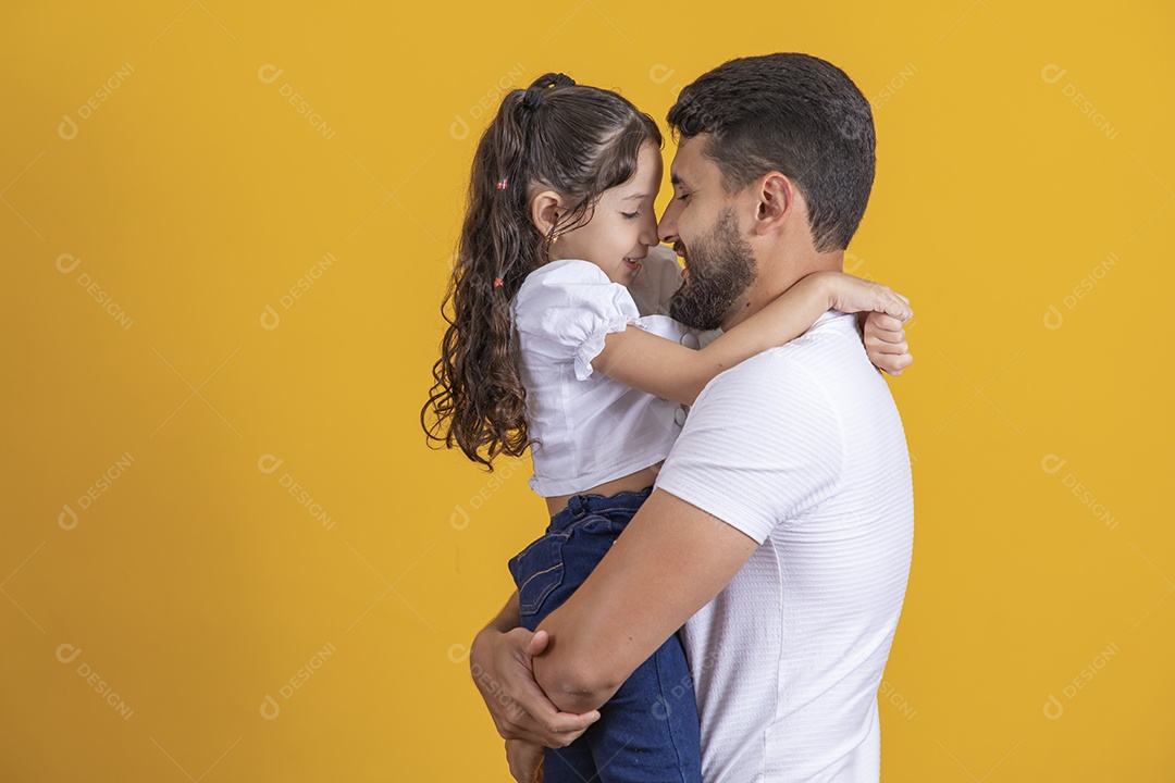 Homem jovem pai brincando com sua filha