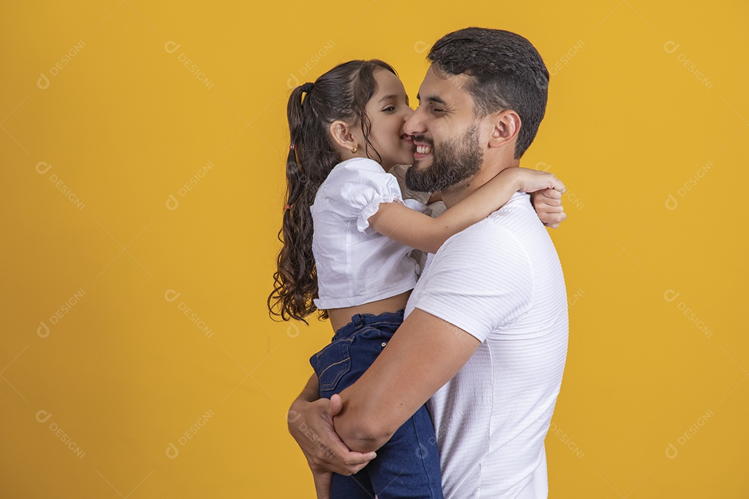 Homem jovem pai brincando com sua filha