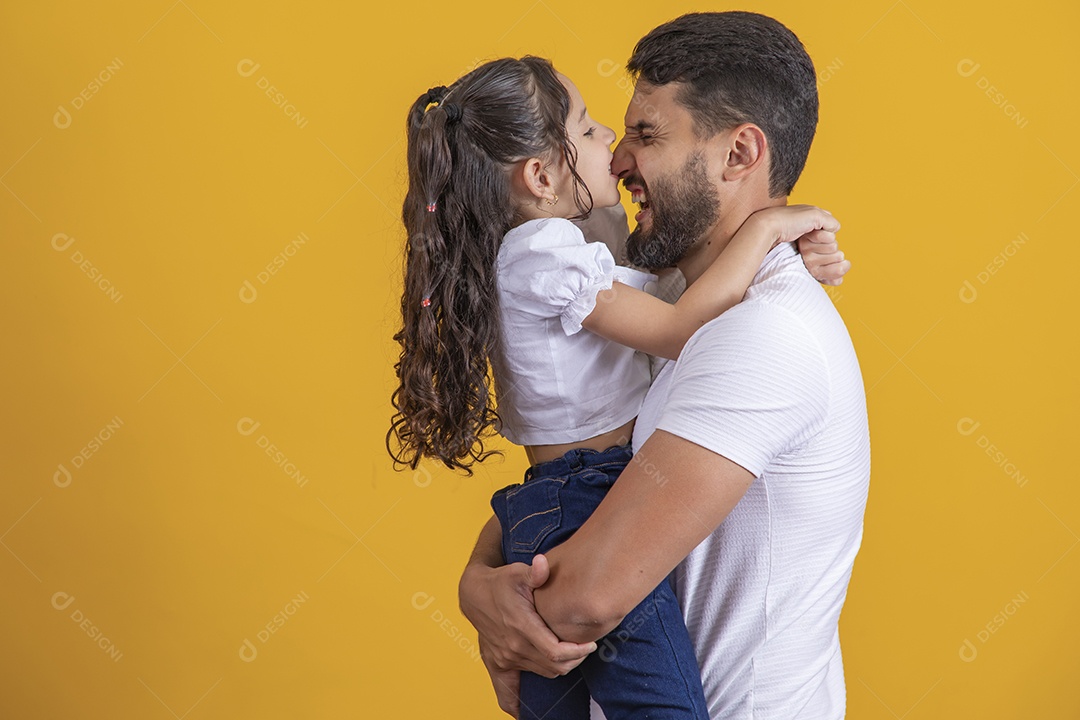 Homem jovem pai brincando com sua filha