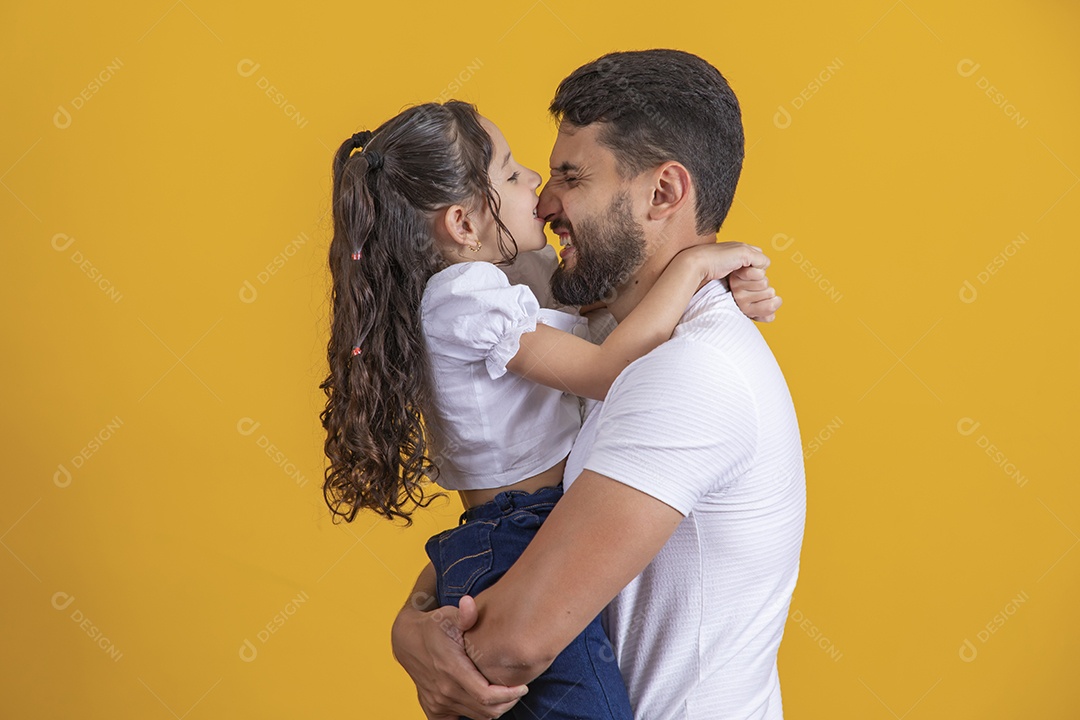 Homem jovem pai brincando com sua filha