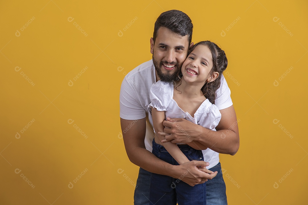 Homem jovem pai brincando com sua filha