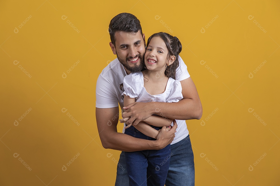 Homem jovem pai brincando com sua filha