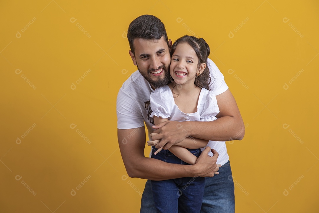 Homem jovem pai brincando com sua filha