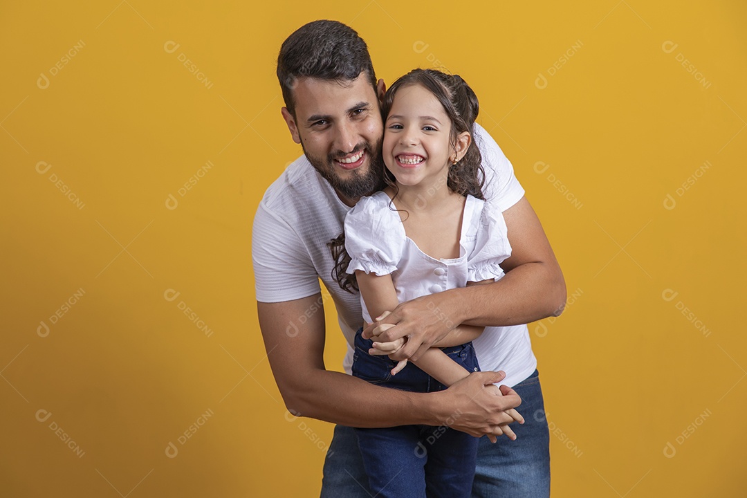 Homem jovem pai brincando com sua filha