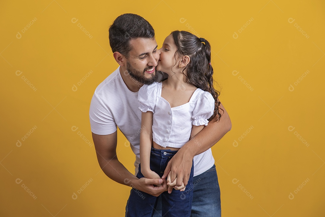 Homem jovem pai brincando com sua filha