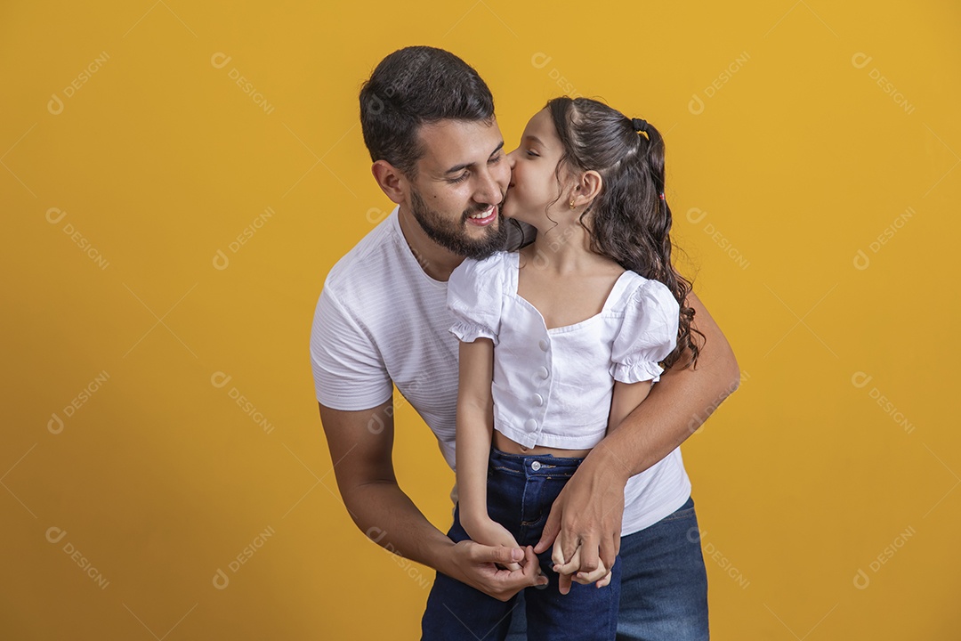Homem jovem pai brincando com sua filha