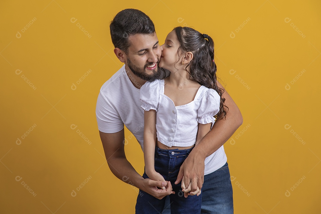 Homem jovem pai brincando com sua filha