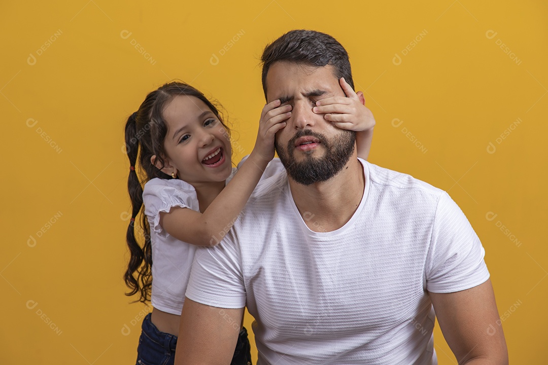 Homem jovem pai brincando com sua filha