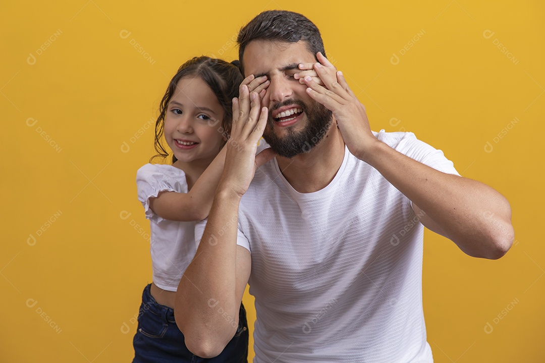 Homem jovem pai brincando com sua filha