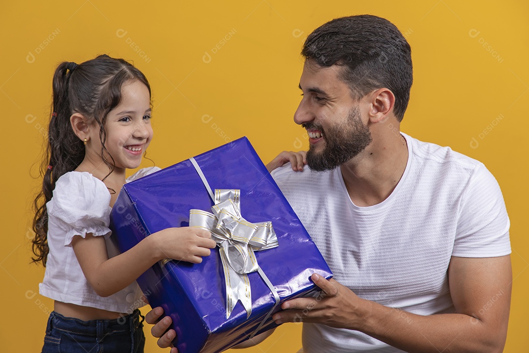 Homem jovem ganhando presente de sua filha linda