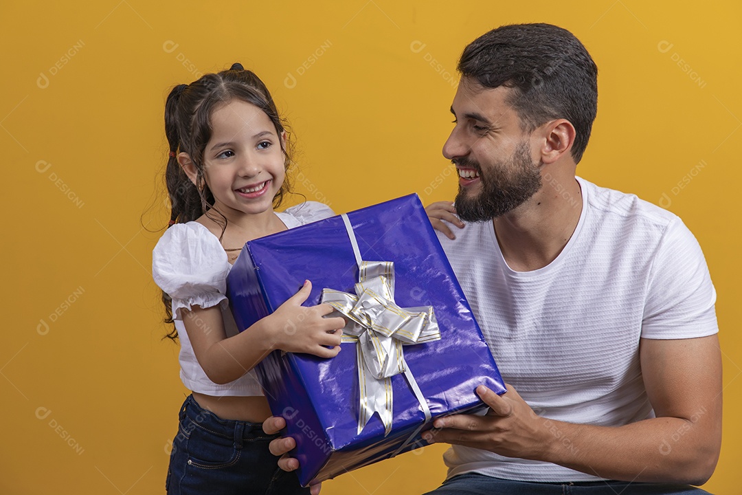 Homem jovem ganhando presente de sua filha linda