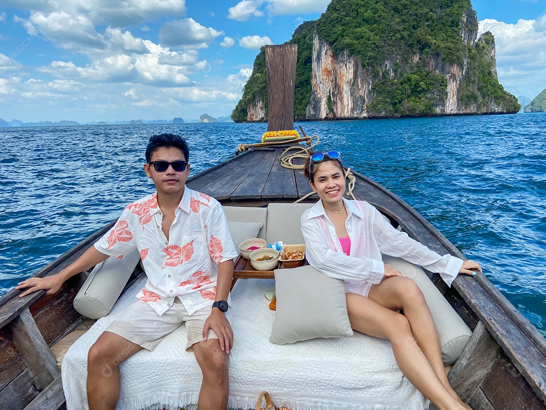 turista de casal em viagem privada de barco longtail para a ilha com piquenique de comida exótica, Krabi, Tailândia. Marco, destino, Ásia Travel, férias, desejo de viajar e conceito de férias