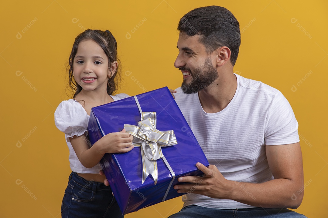 Homem jovem ganhando presente de sua filha linda