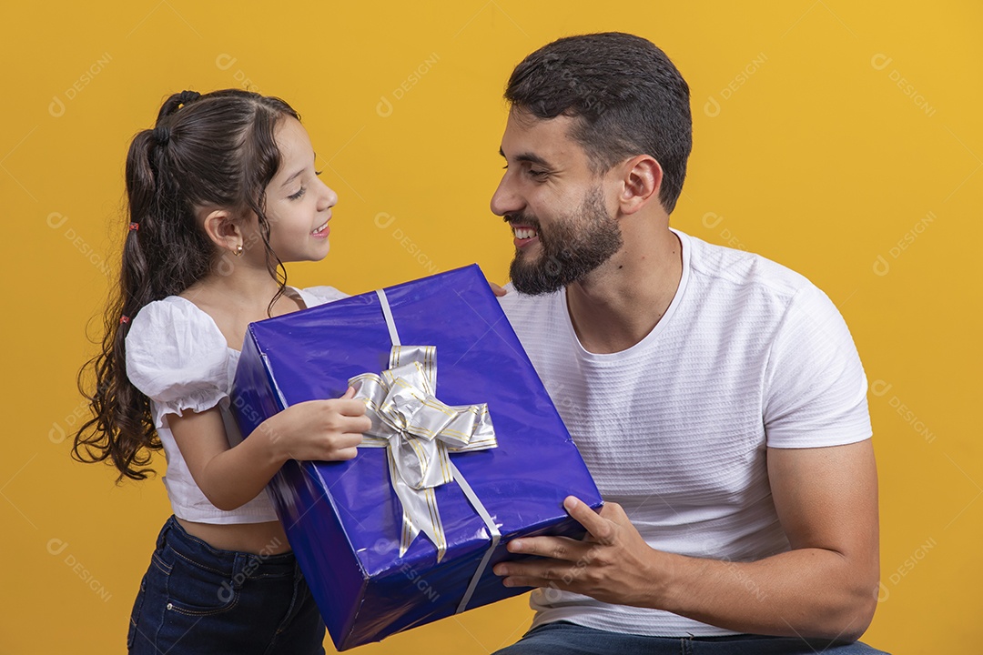 Homem jovem ganhando presente de sua filha linda