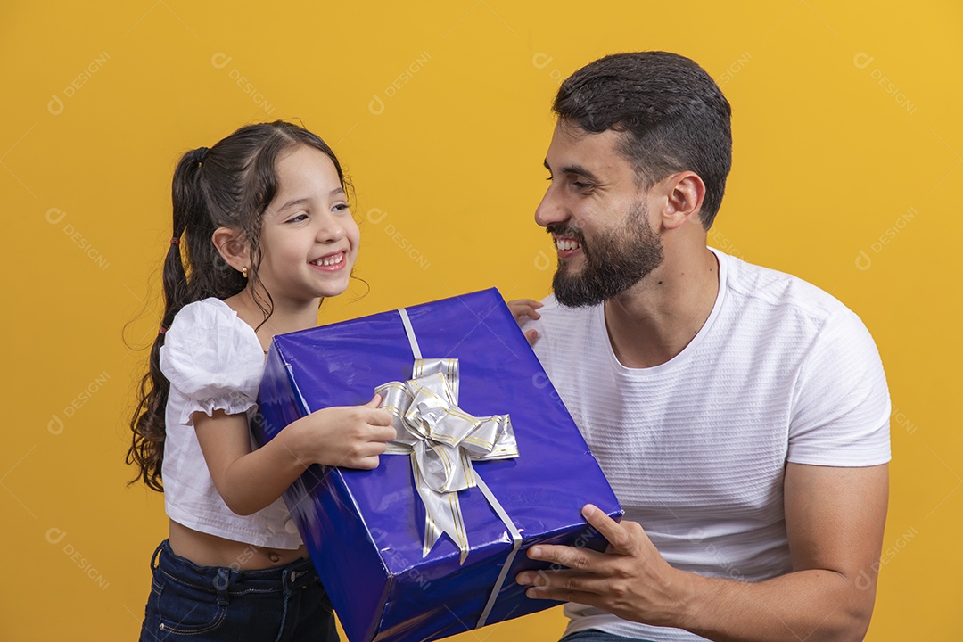 Homem jovem ganhando presente de sua filha linda