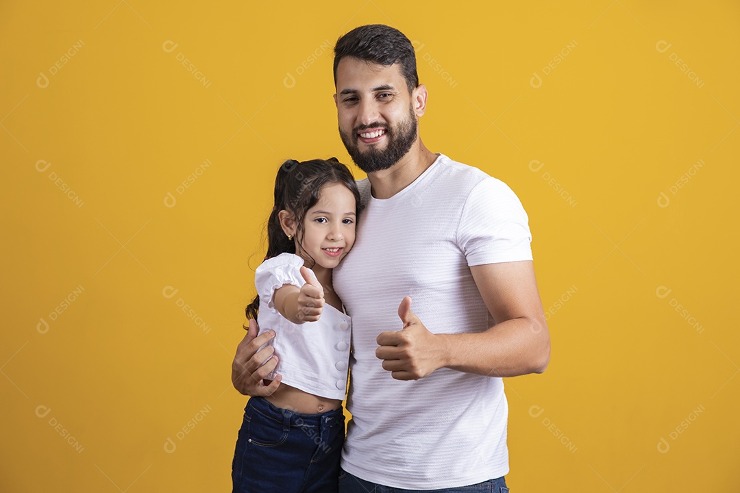 Homem jovem Pai fazendo gesto de positividade com sua filha