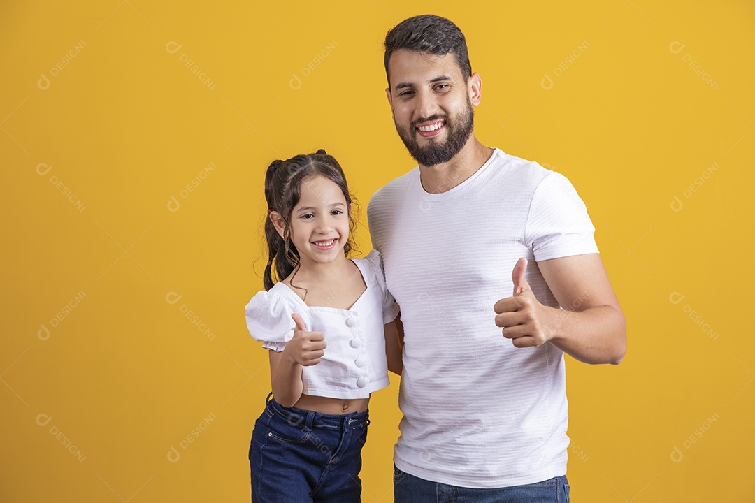 Homem jovem Pai fazendo gesto de positividade com sua filha
