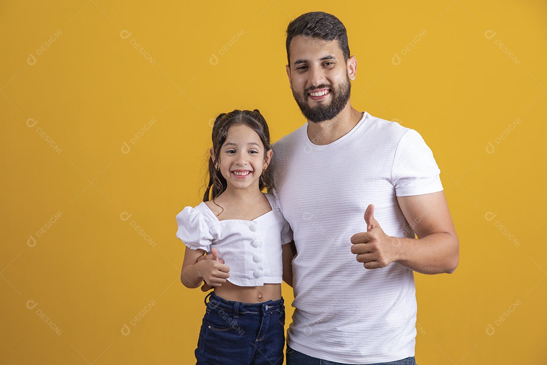 Homem jovem Pai fazendo gesto de positividade com sua filha