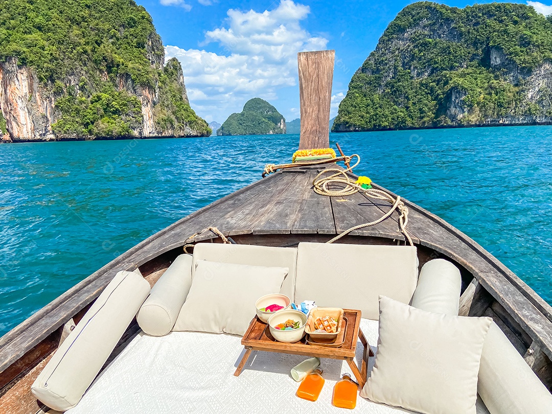 viagem privada de barco longtail à ilha com piquenique de comida exótica, Krabi, Tailândia. Marco, destino, Ásia Travel, férias, desejo de viajar e conceito de férias