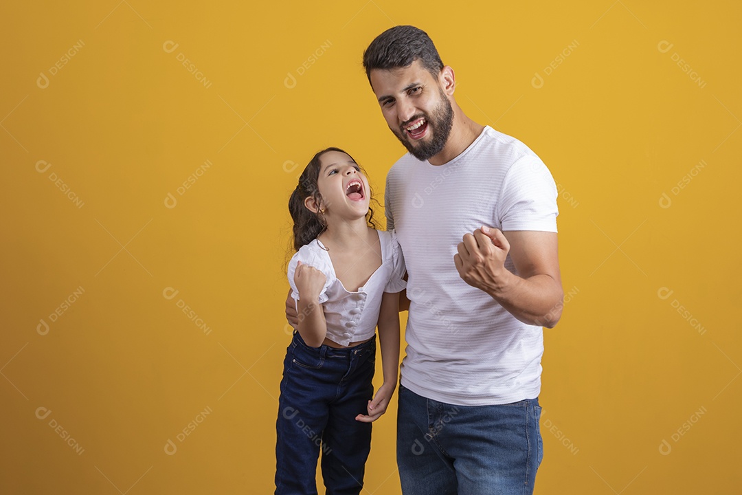 Homem jovem Pai fazendo gesto de vencer com sua filha