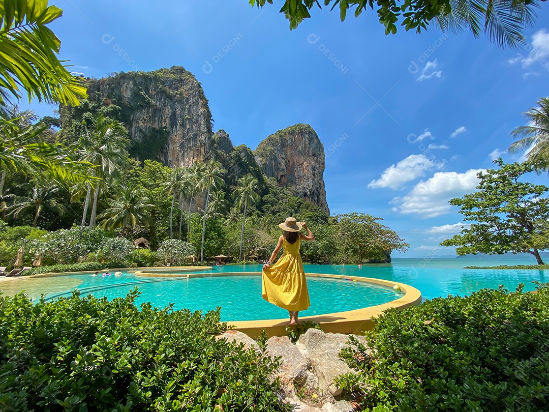 Turista de mulher de vestido amarelo e chapéu viajando na praia de Railay, Krabi, Tailândia. férias, viagens, verão, Wanderlust e conceito de férias