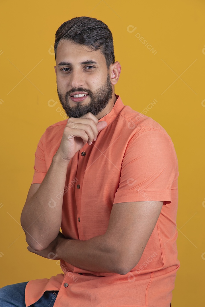 Homem jovem garoto sobre fundo isolado amarelo